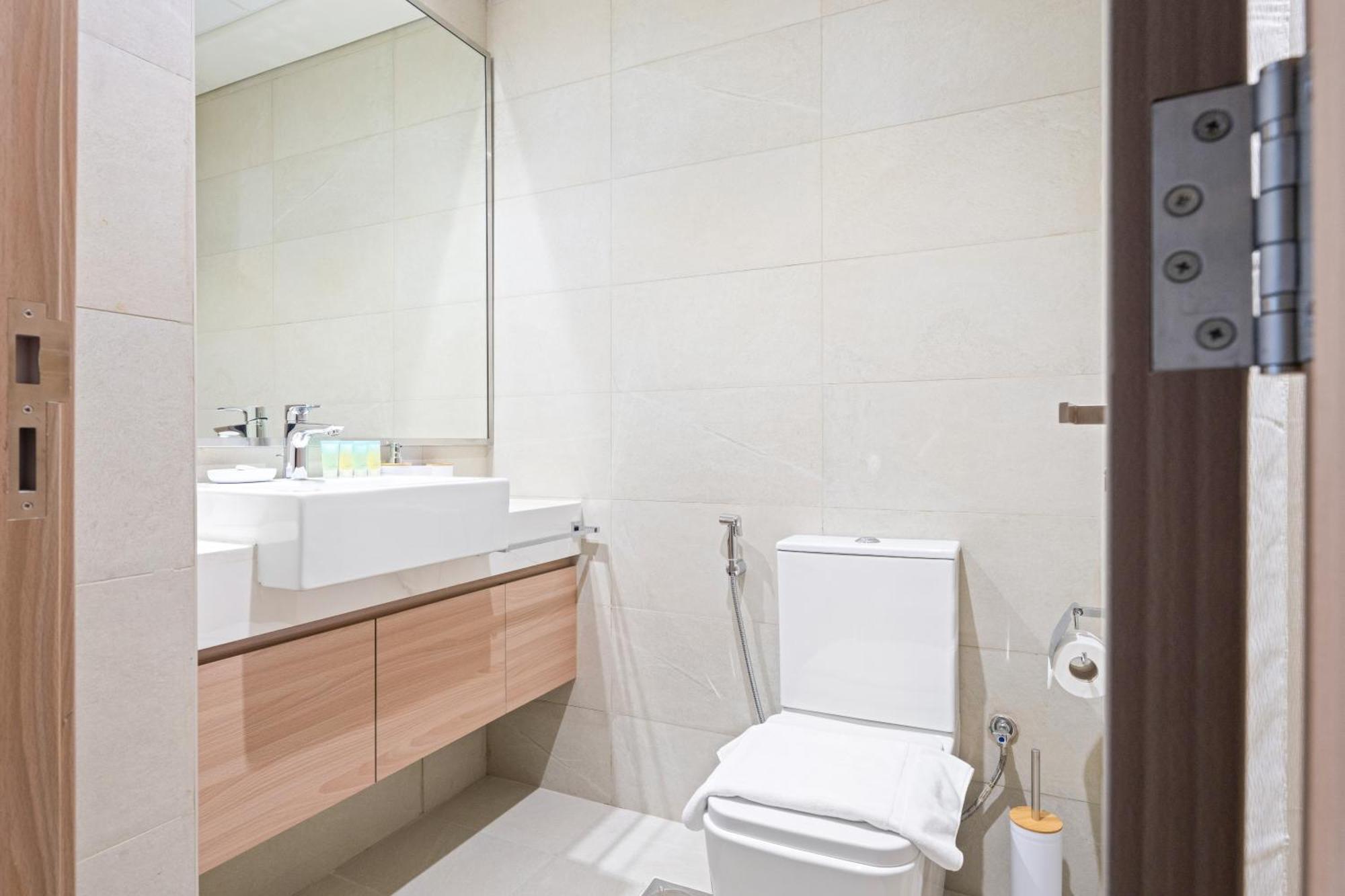 Lux With A Pool, Gym & Private Balcony Dubai