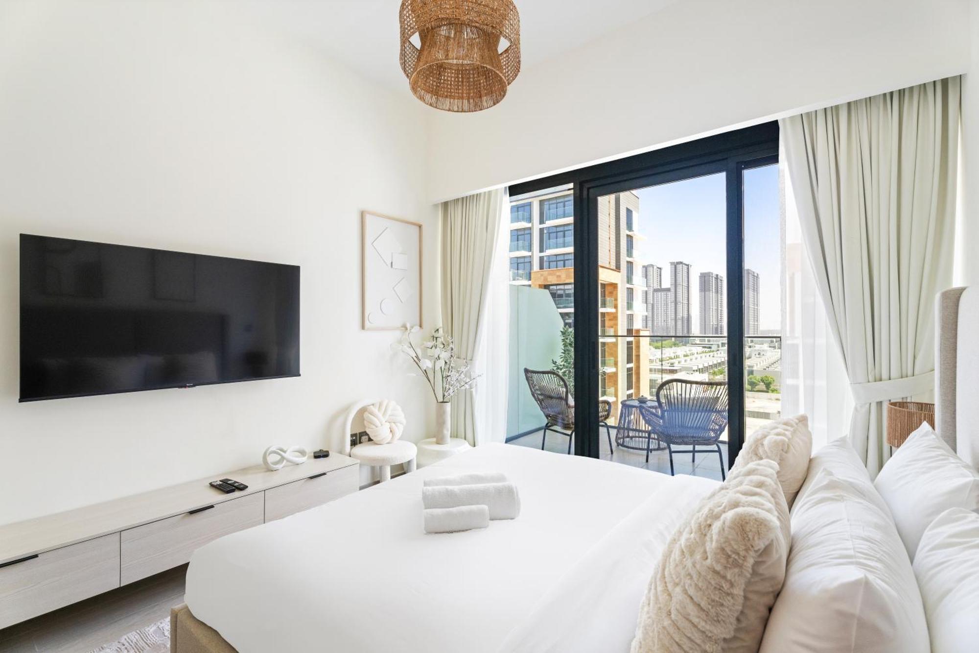Lux With A Pool, Gym & Private Balcony Dubai