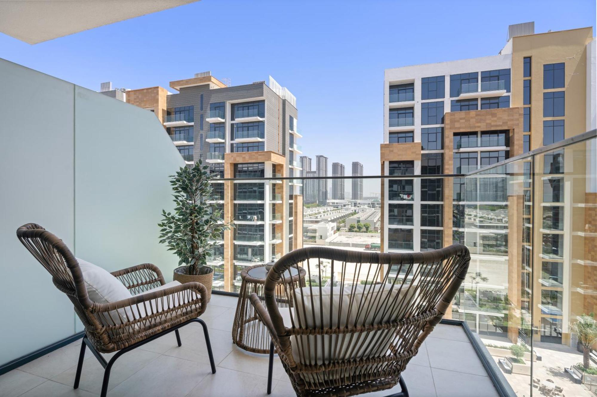Lux With A Pool, Gym & Private Balcony